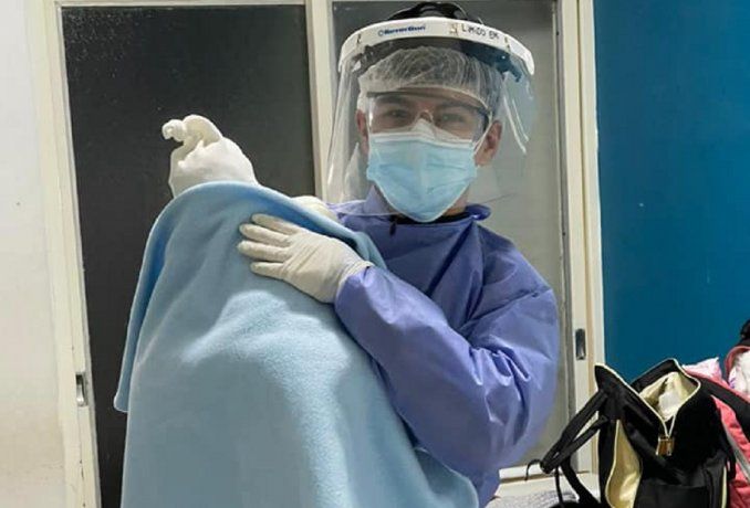 La emocionante historia del voluntario de 18 años que ayuda a pacientes en Santa Fe