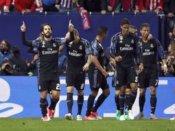 Isco festeja el gol del Real Madrid junto a sus compañeros Isco festeja el gol del Real Madrid junto a sus compañeros