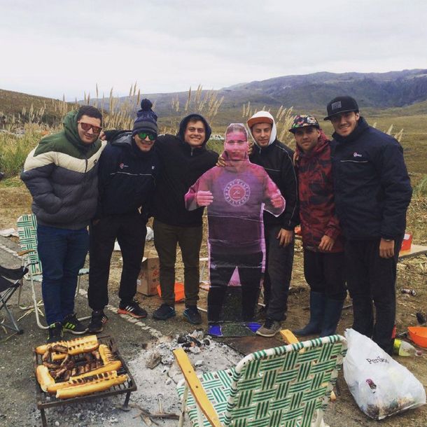 No lo dejaron ir al Rally y sus amigos lo llevaron igual
