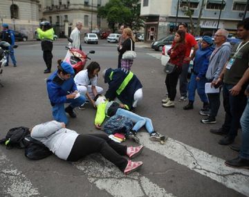 Dos inspectoras fueron atropelladas por el conductor de un auto durante un operativo de control en La Plata. Foto: diario El Día.