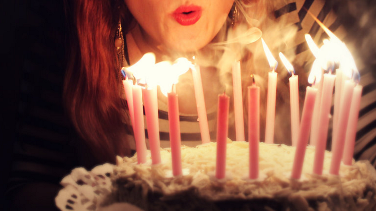 Por qué no deberías soplar las velas de tu cumpleaños más de una vez -  Cadena Dial