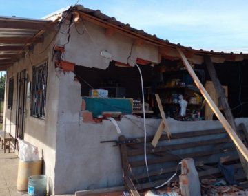 Un vecino le destruyó la casa a otro con un camión