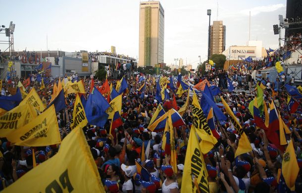 Capriles y Chávez se juegan todo en el último día de campaña