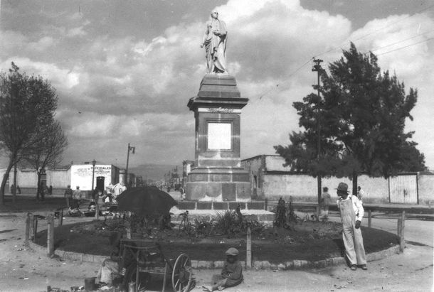 Maximiliano inaugura en 1865&nbsp; la estatua de José María Morelos en la plazuela de Guardiola.
