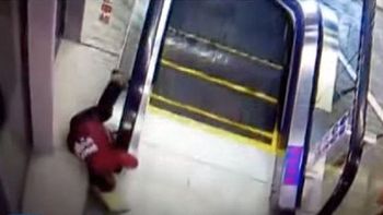 otra vez una escalera mecanica: un nene al borde de la muerte otra vez una escalera mecanica: un nene al borde de la muerte