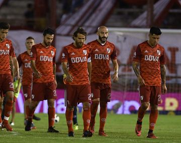 Los jugadores se retiran cabizbajos; River no encuentra el rumbo