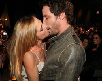 Gonzalo Valenzuela a los besos con otra mujer