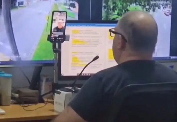 El empleado municipal fue captado&nbsp; transmitiendo en Tiktok en horario laboral.