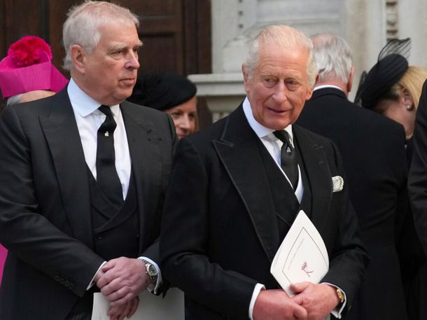 Aseguran que el Rey Carlos III del Reino Unido podría tener que abdicar por el caso Jeffrey Epstein