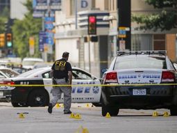 Una mujer robó una patrulla y huyó Una mujer robó una patrulla y huyó