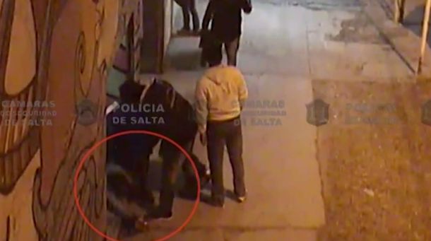 VIDEO: se quedó dormido en la vereda y le robaron hasta las zapatillas