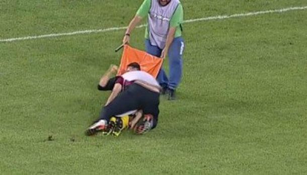 ¡Intento fallido! Mirá cómo este camillero casi termina por lesionar a un jugador en pleno partido de fútbol