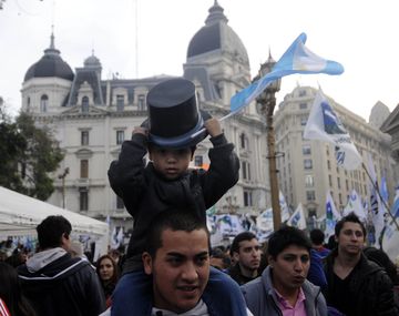 Miles de personas en la Plaza para participar de los festejos y escuchar a CFK