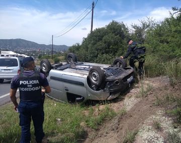 La golpeaba mientras manejaba y volcaron: está internada grave