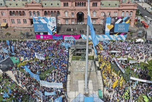 Democracia para siempre: las fotos del acto en Plaza de Mayo