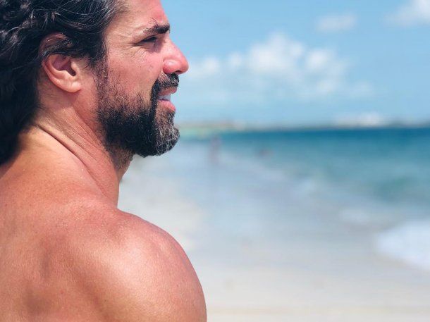 El baile de Luciano Castro en el borde de una pileta que enciende a las redes