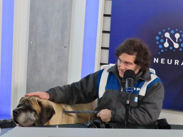 Javier Milei se mostró con uno de sus perros por primera vez: de quién se trata