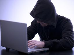 Fue detenido por acosar a sus víctimas en Twitter
