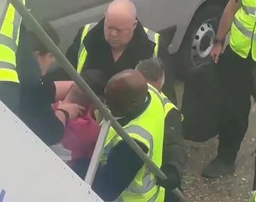 Estupor por un criminal que mordió y escupió a pasajeros de un avión