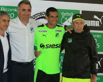 El correntino posa sonriente junto a las autoridades y al DT, Gerardo Pelusso