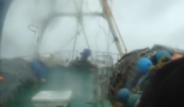 Un barco tuvo que hacerle frente al temporal en Mar del Plata