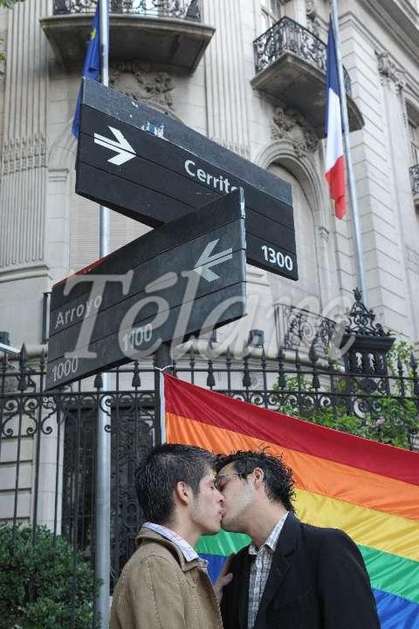 Realizaron una besada masiva en apoyo al matrimonio gay