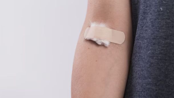 Este truco casero explica cómo colocar las curitas para que no se arruguen ni se despeguen.