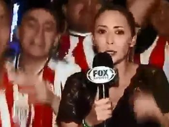 Terrible momento en vivo: manosearon a una periodista mientras hacía un móvil