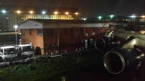 Un avión chocó contra un edificio en un aeropuerto de Sudáfrica