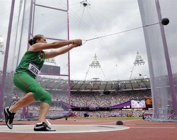 La atleta portuguesa Vania Silva compite en la fase clasificatoria olímpica de lanzamiento de martillo.