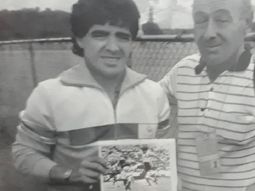 El fotógrafo Antonio Montano junto a Diego y la mejor foto de gol que le tomaron al Diez.&nbsp;