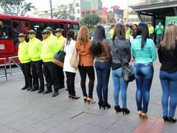 insolita medida: usan a mujeres policia de carnada para combatir los manoseos insolita medida: usan a mujeres policia de carnada para combatir los manoseos