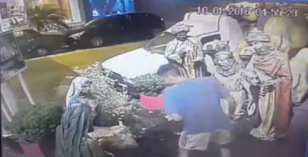 No respetan nada: en Lanús se robaron al niño Jesús de un pesebre gigante