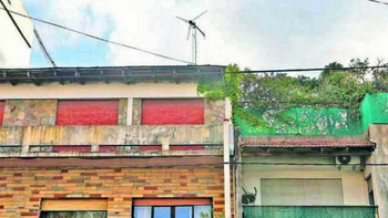 El dispositivo corona esta casa platense para sorpresa de todos los que pasan por ahí El dispositivo corona esta casa platense para sorpresa de todos los que pasan por ahí