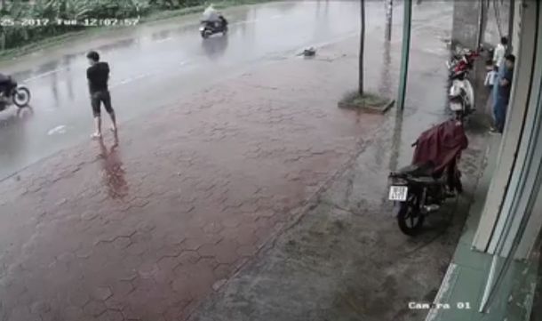 Hacía pis en la calle y un auto lo mojó todo