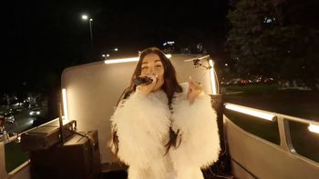 arriba de un colectivo y con un show rodante, maria becerra lanzo quimera arriba de un colectivo y con un show rodante, maria becerra lanzo quimera