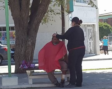 La peluquera que sale a cortarle el pelo a los indigentes de neuquen