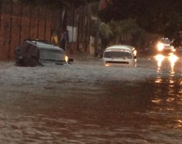 Fuerte temporal deja a la capital paraguaya bajo el agua
