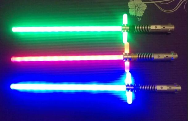 Alertan que los juguetes con láser como las espadas de Star Wars pueden dañar la visión