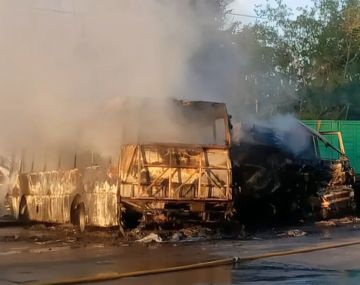 Un micro chocó y se incendió en Mendoza: murió quemado un chico de 12 años
