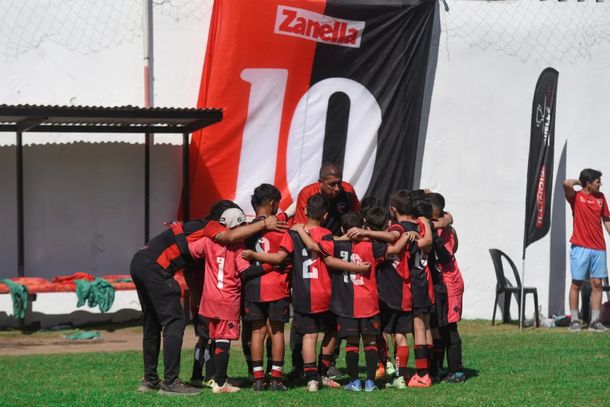 Polémica: Newells suspendió a seis niños de 9 años por sacarse una foto con Malcorra