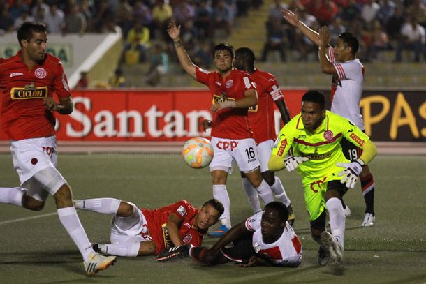 Un árbitro chileno para el duelo decisivo entre River y Juan Aurich