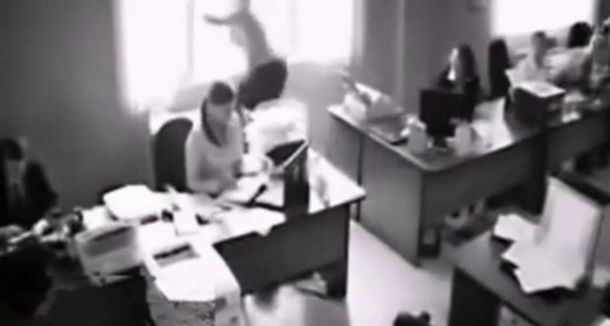 VIDEO: Una mujer se tiró por la ventana después de pelearse con su jefe