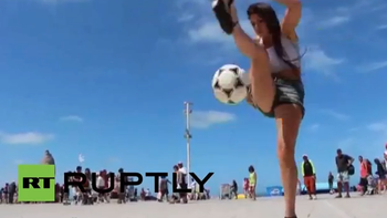 una modelo es sensacion por hacer jueguitos en tacos una modelo es sensacion por hacer jueguitos en tacos