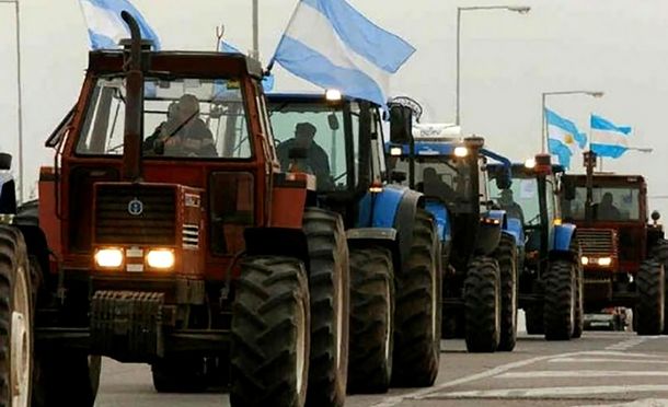 Opositores del campo realizan un tractorazo: para el Gobierno es por las dudas