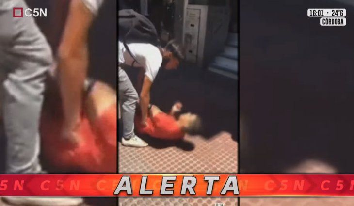 VIDEO: Brutal pelea entre adolescentes a la salida de un colegio en Córdoba