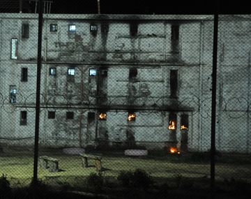 Motín y huelga de hambre en cárcel de mujeres