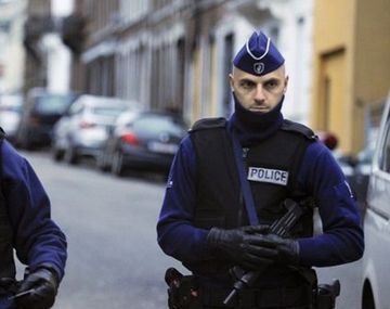Alarma en Bélgica: dos policías fueron atacados a machetazos