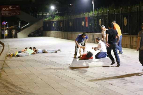 VIDEO: el brutal ataque a tiros desde un helicóptero piloteado por los golpistas