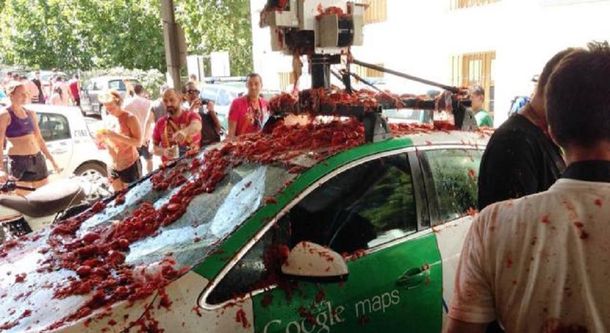 Destrozaron el auto de Google que tomaría imágenes de la Tomatina